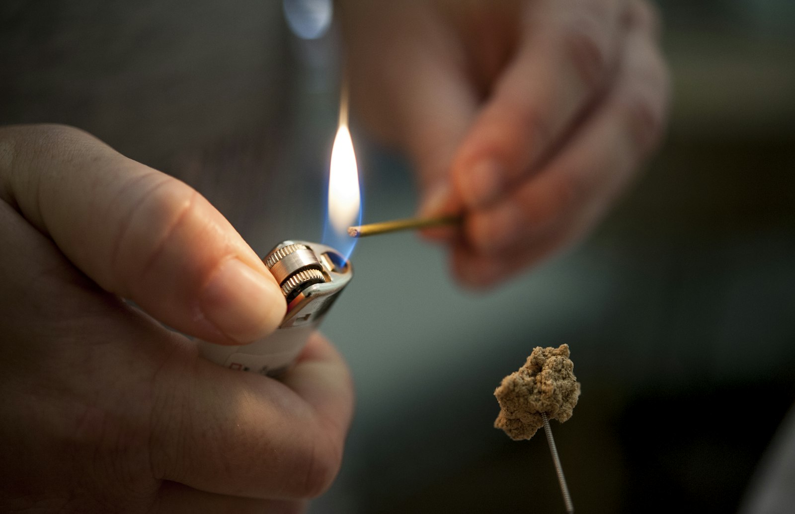Terapeuta realizando moxabustão com bastão de moxa próximo à pele do paciente